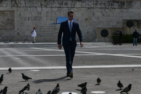 Ο Κυριάκος Μητσοτάκης στον Αγνωστο  Στρατιώτη